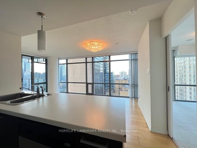 38 Grenville Street Unit 2008 photo 2