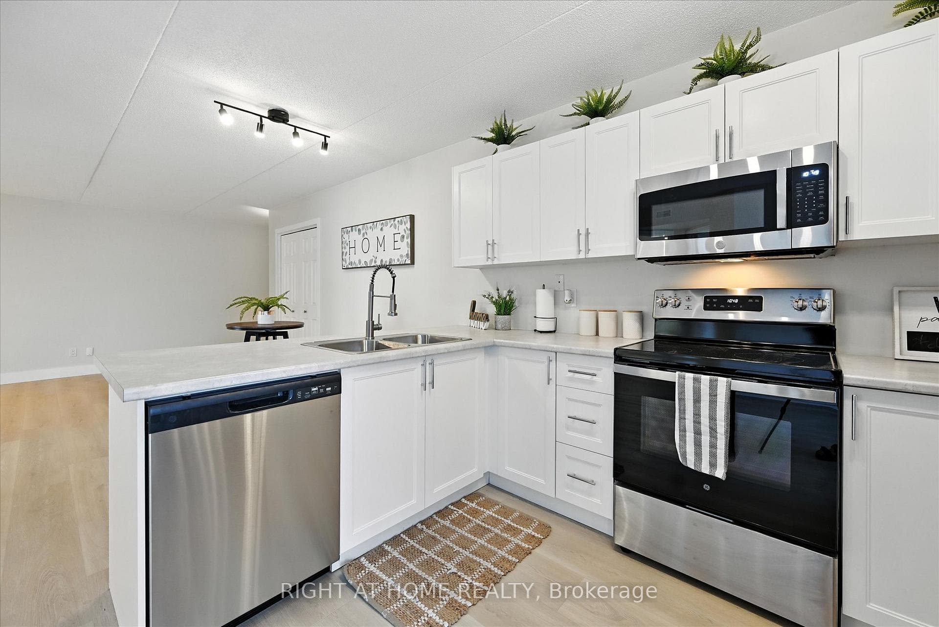 1421 Walkers Line Unit 102 photo 4