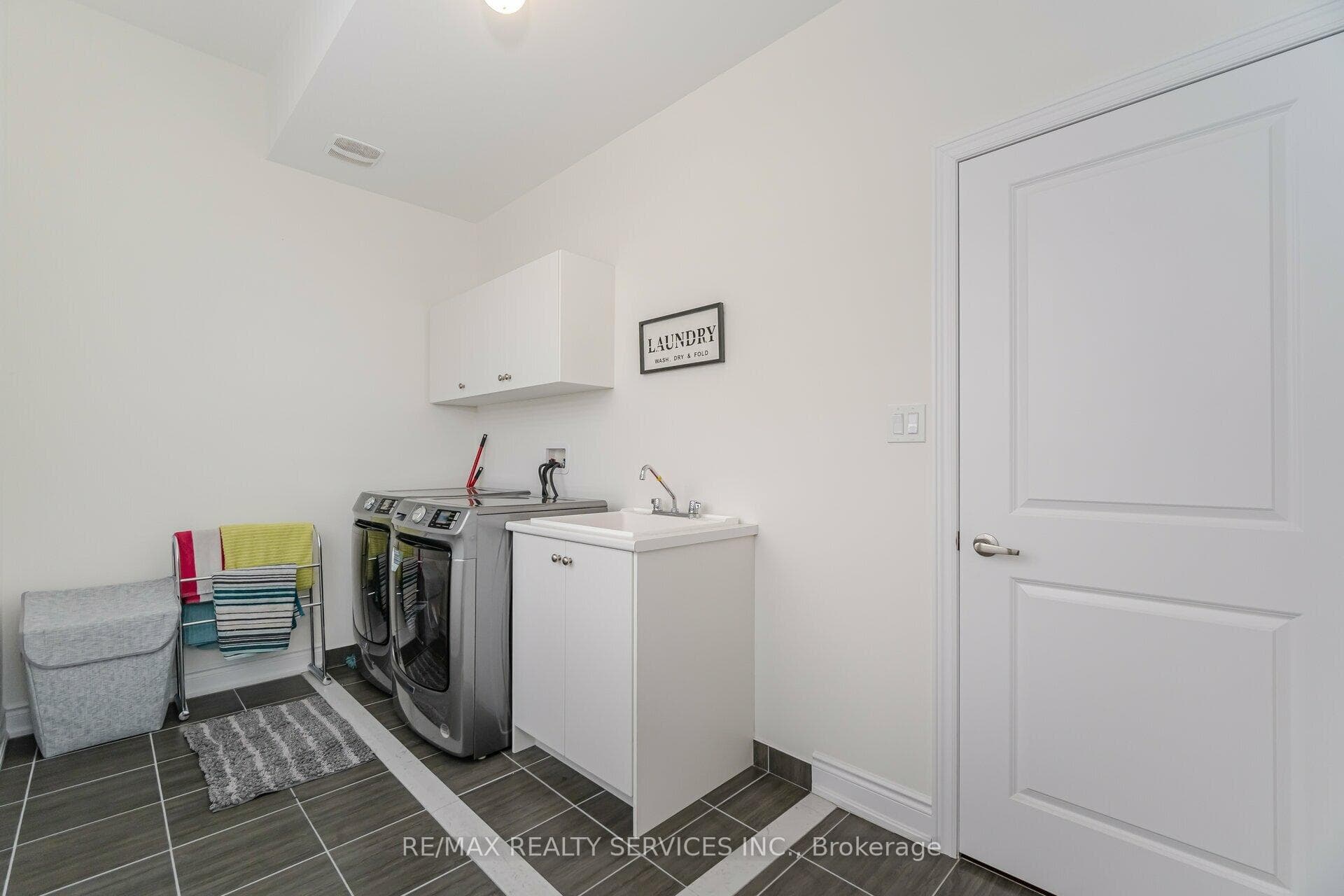 36 Lowell Crescent photo 27