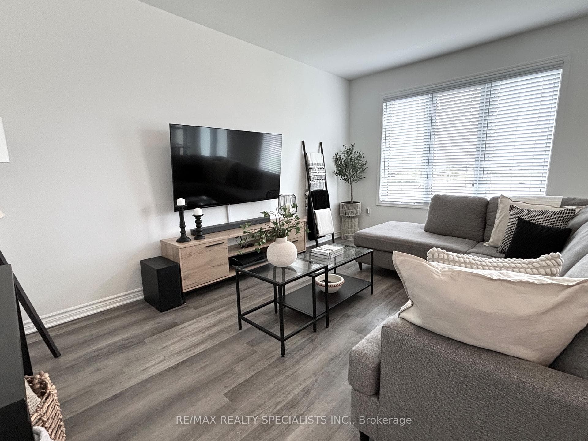 1532 Moira Crescent photo 3