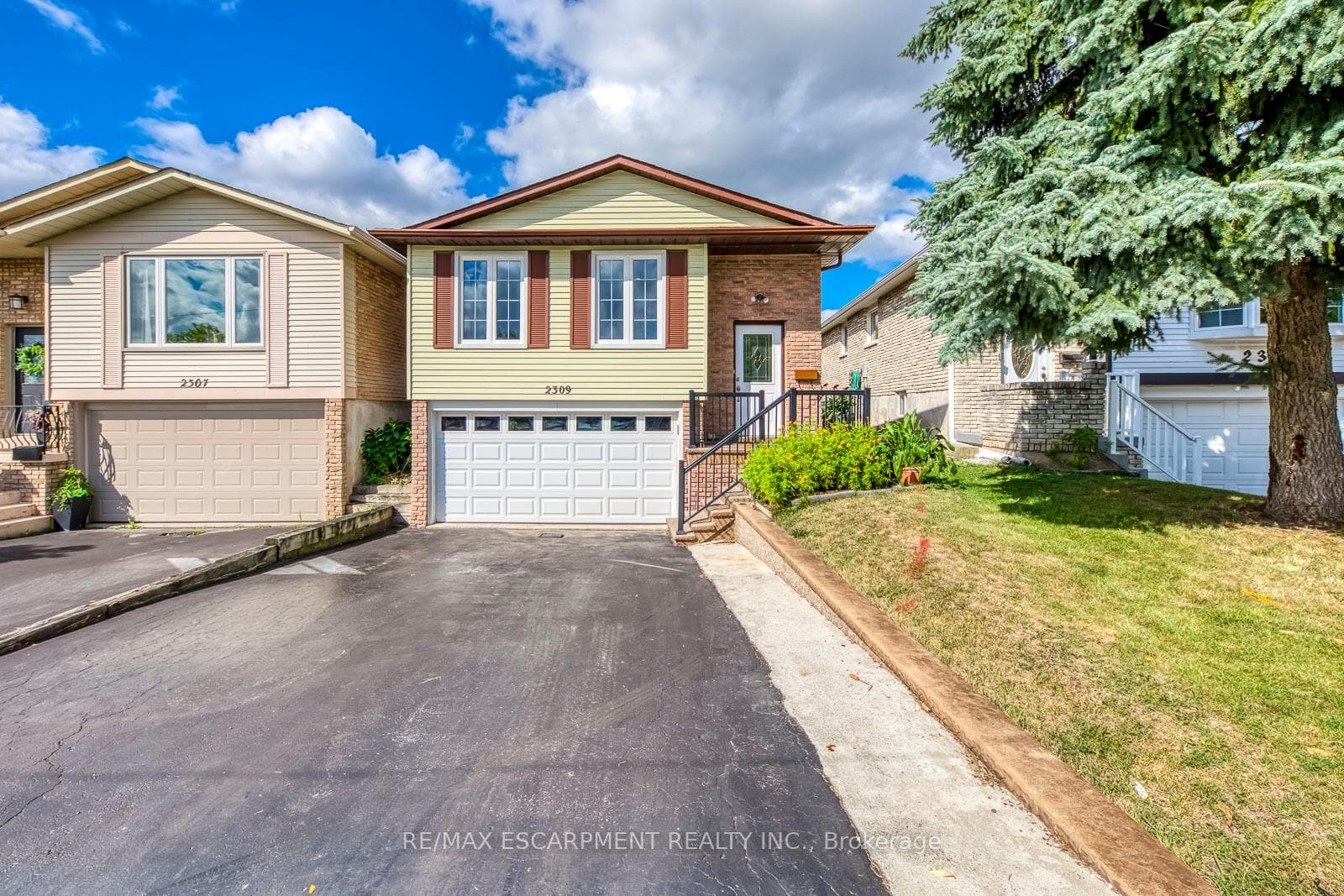 2309 Malcolm Crescent photo 2