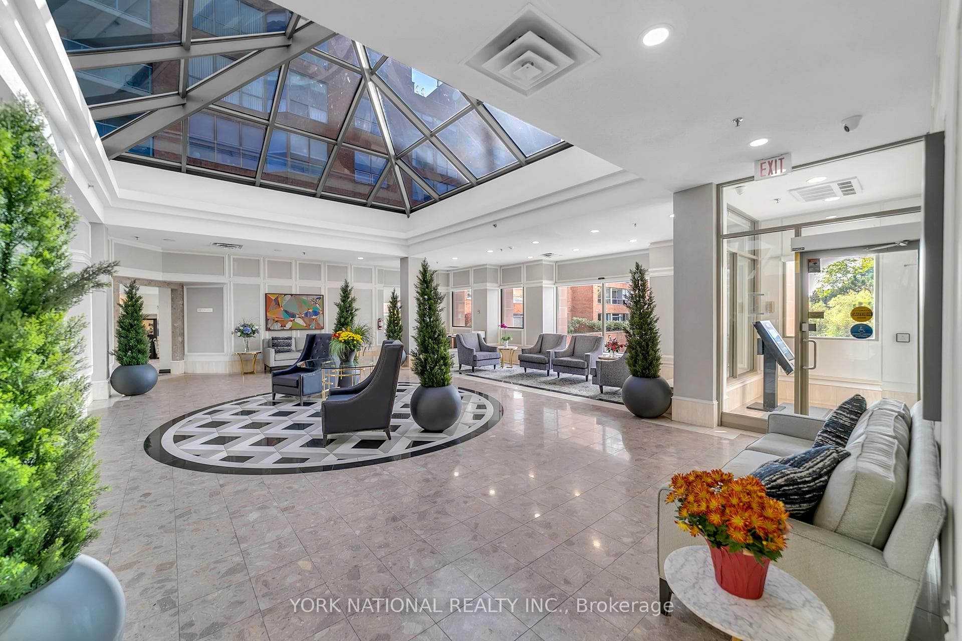 14924 Yonge Street Unit 408 photo 4
