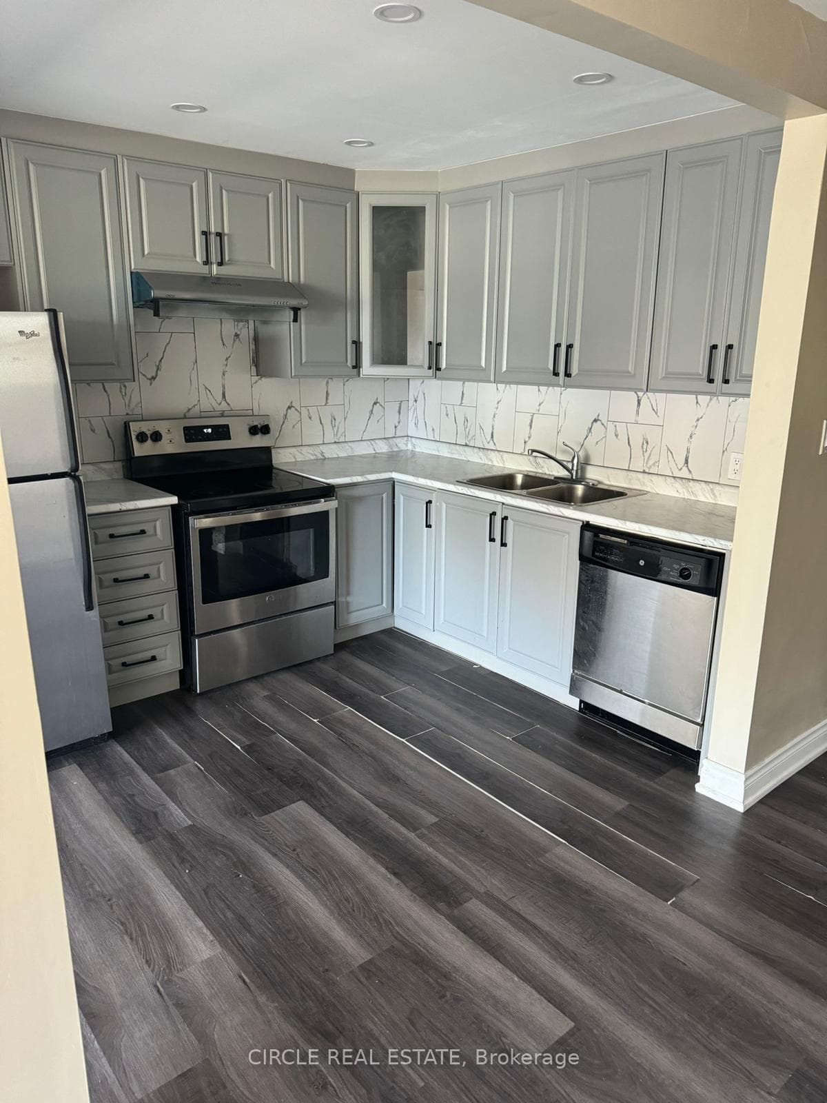 3828 Bloor Street photo 5