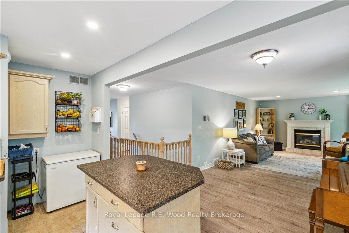 43 WOODLAND Crescent photo 12