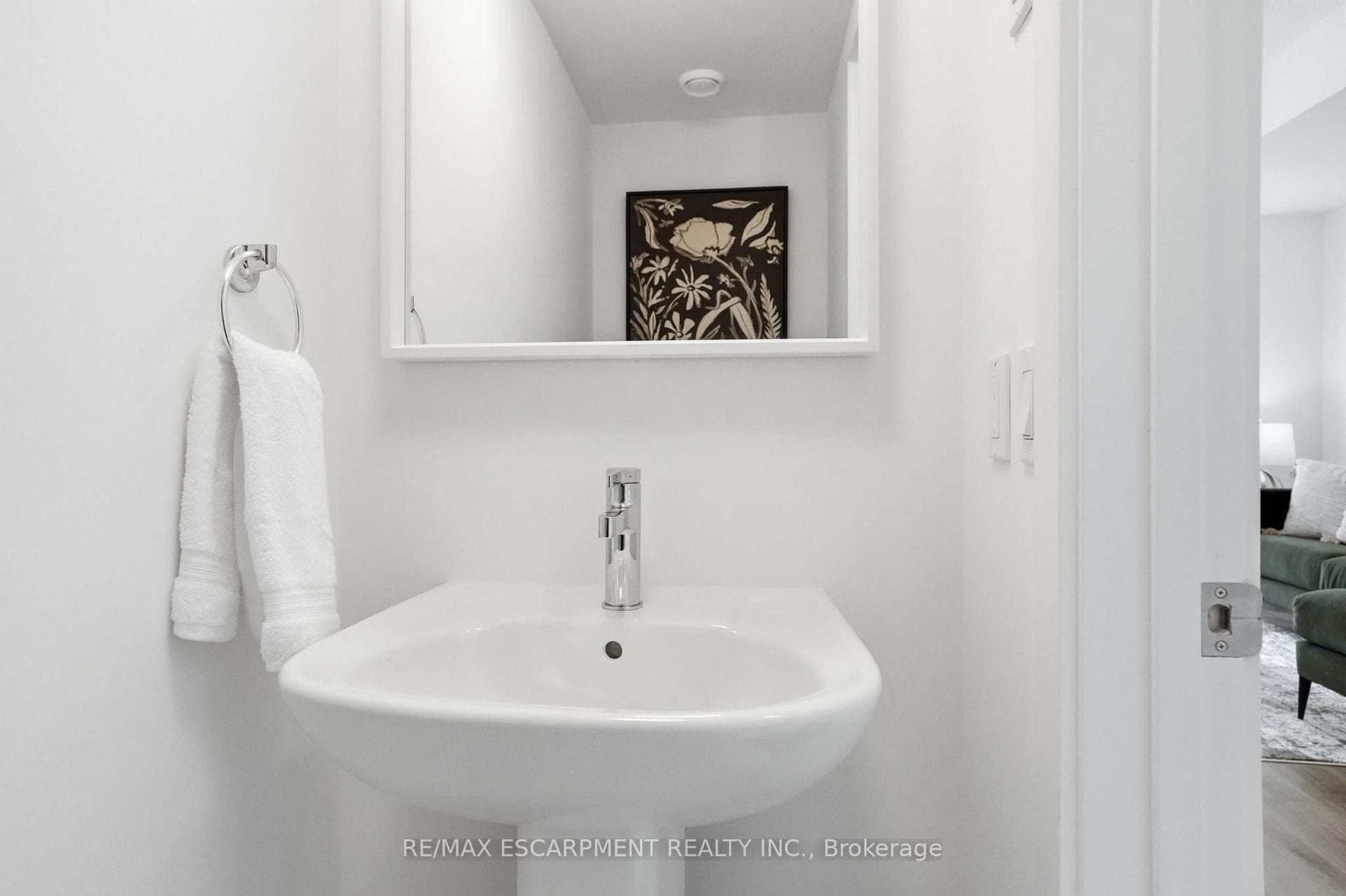 245 Burke Street photo 14