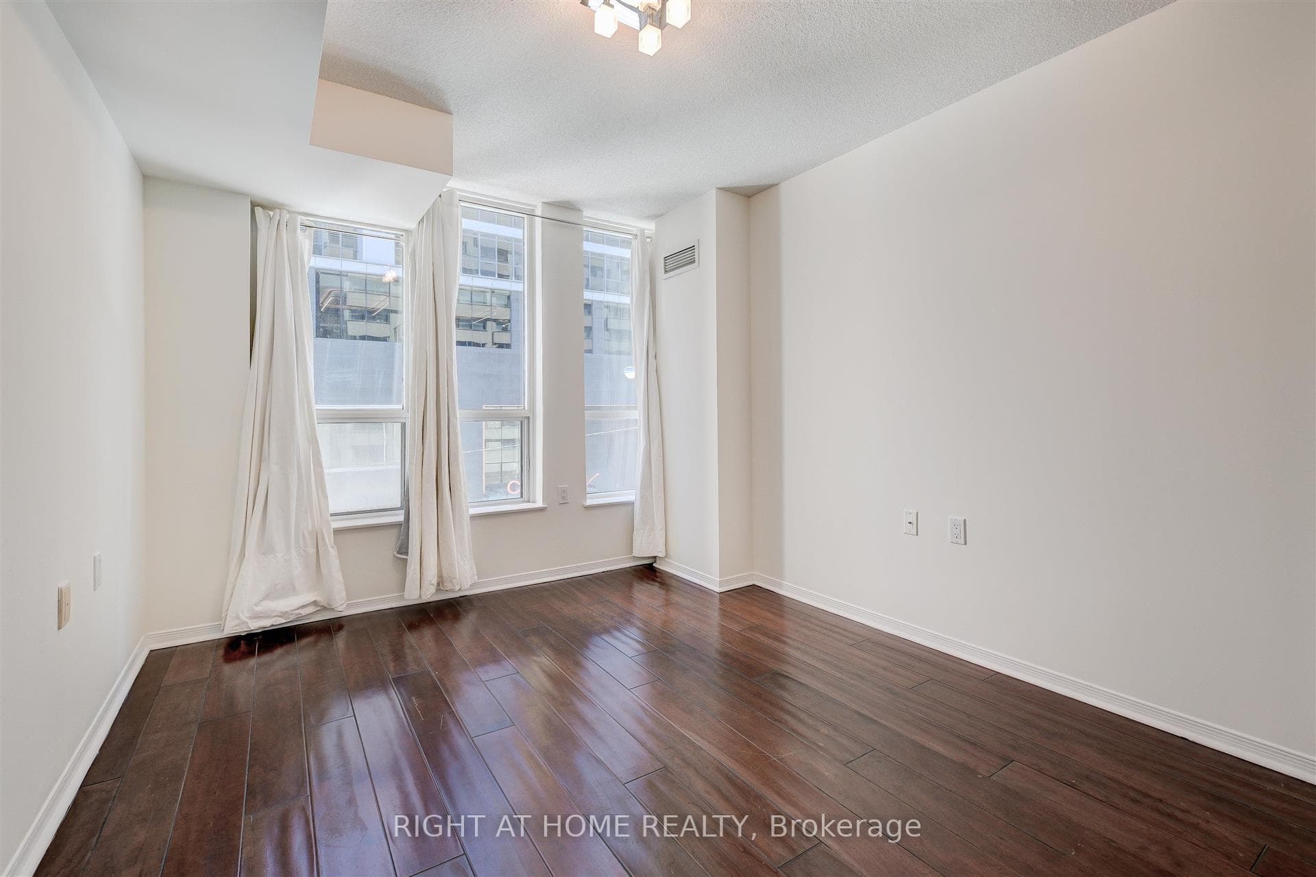 388 Bloor Street Unit 507 photo 6