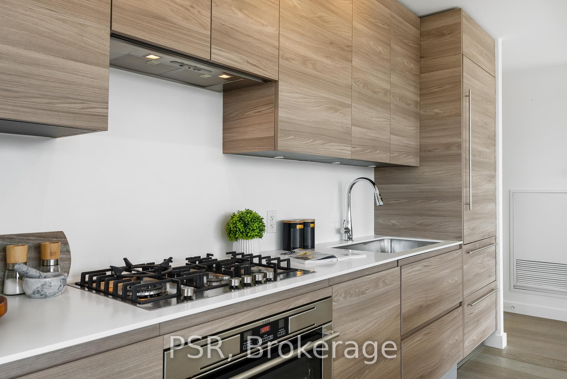 111 Bathurst Street Unit 606 photo 6