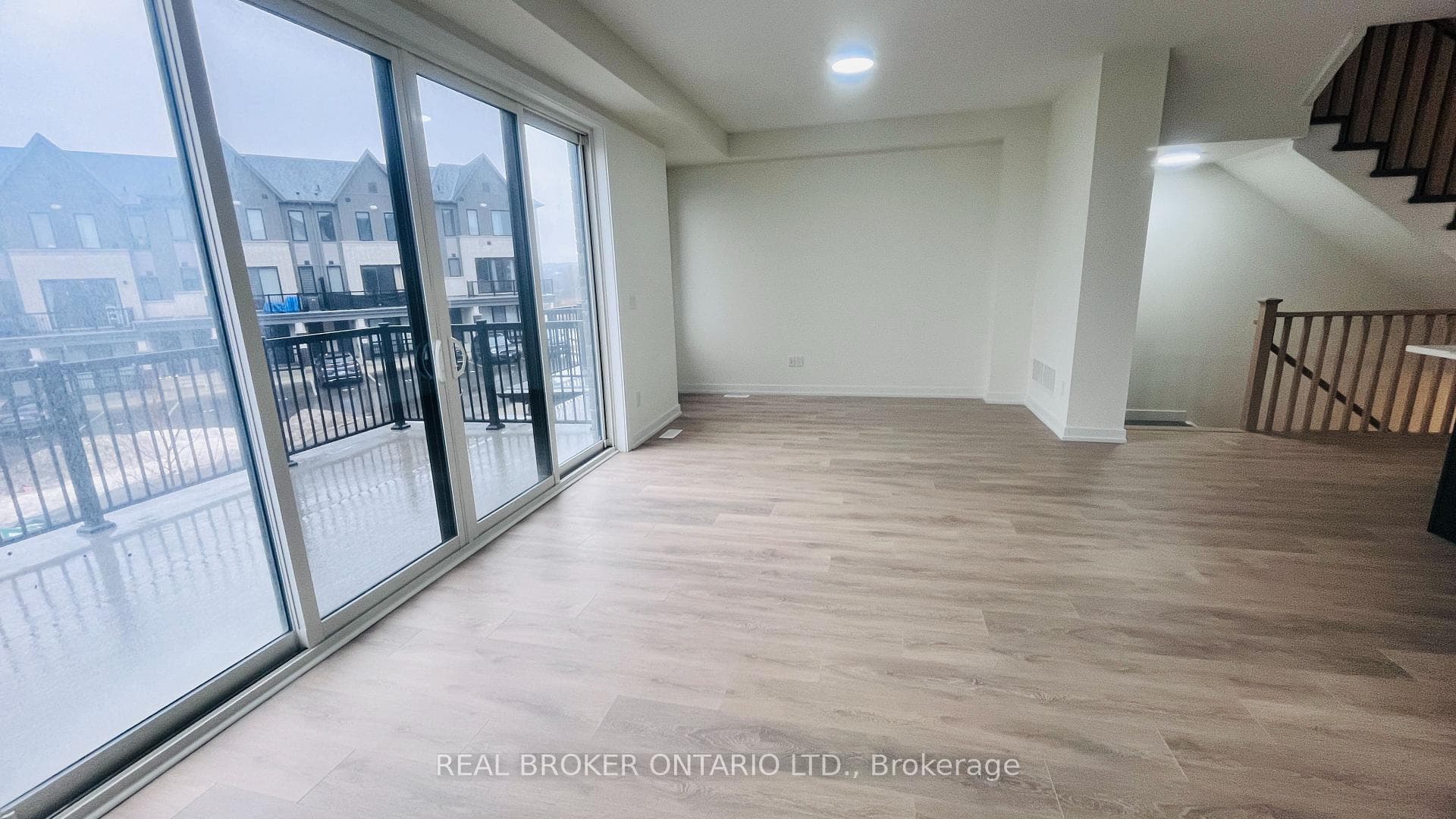 SPACIOUS LIVING ROOM & DINING (OPEN CONCEPT)