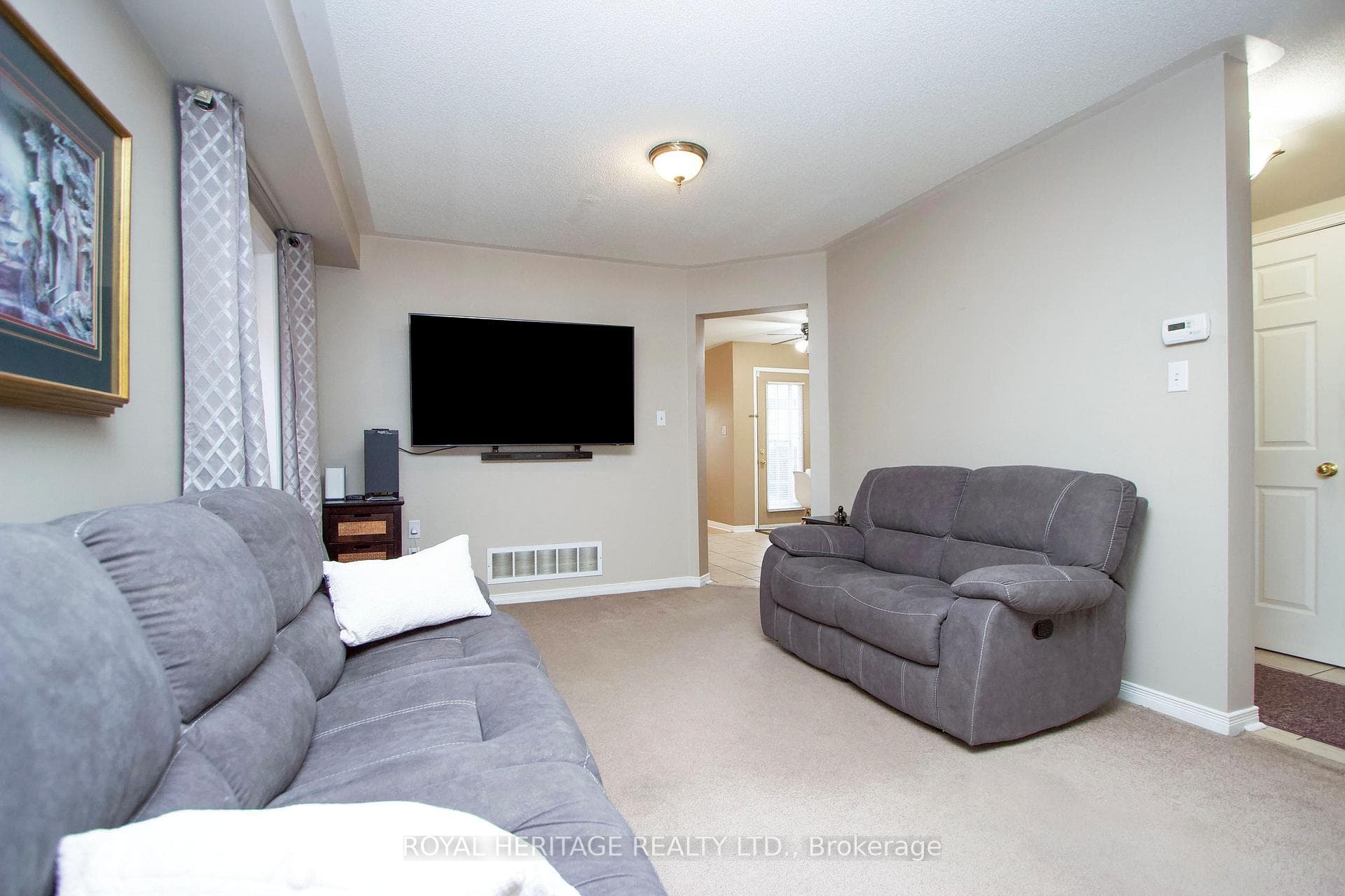 92 Booth Crescent photo 5