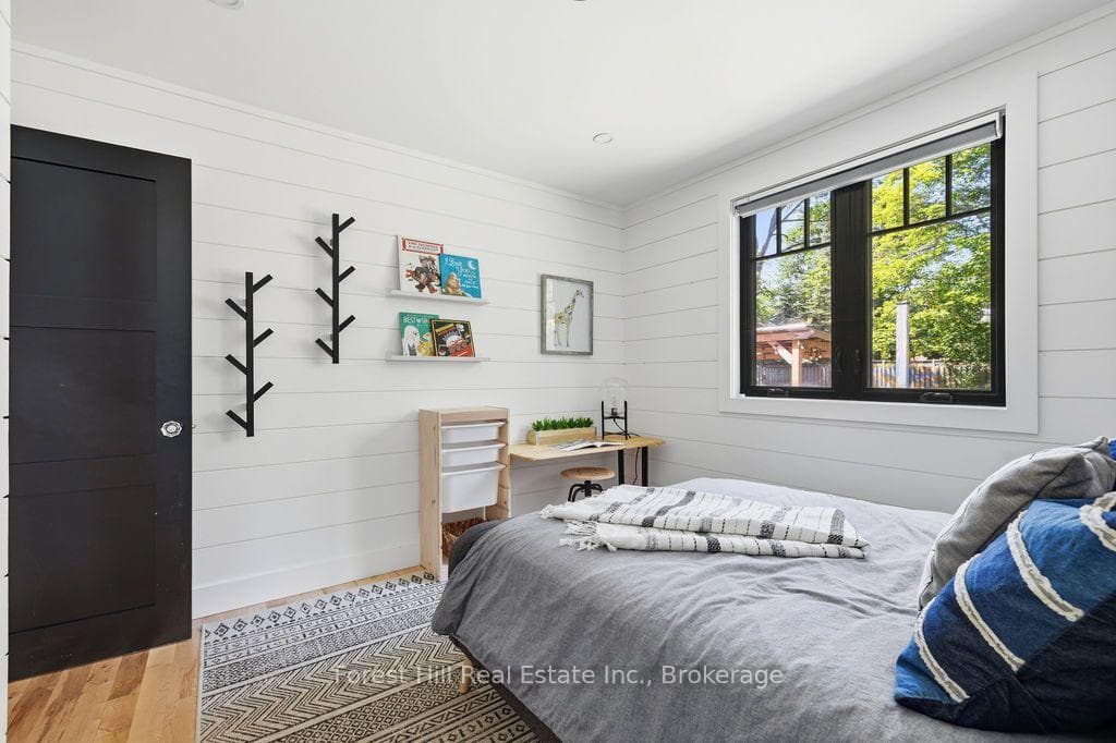 415 Wellington Street photo 30