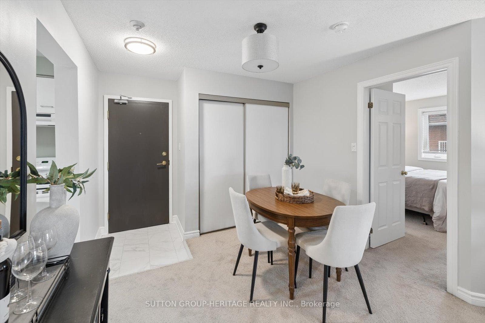 Suite 414 Foyer