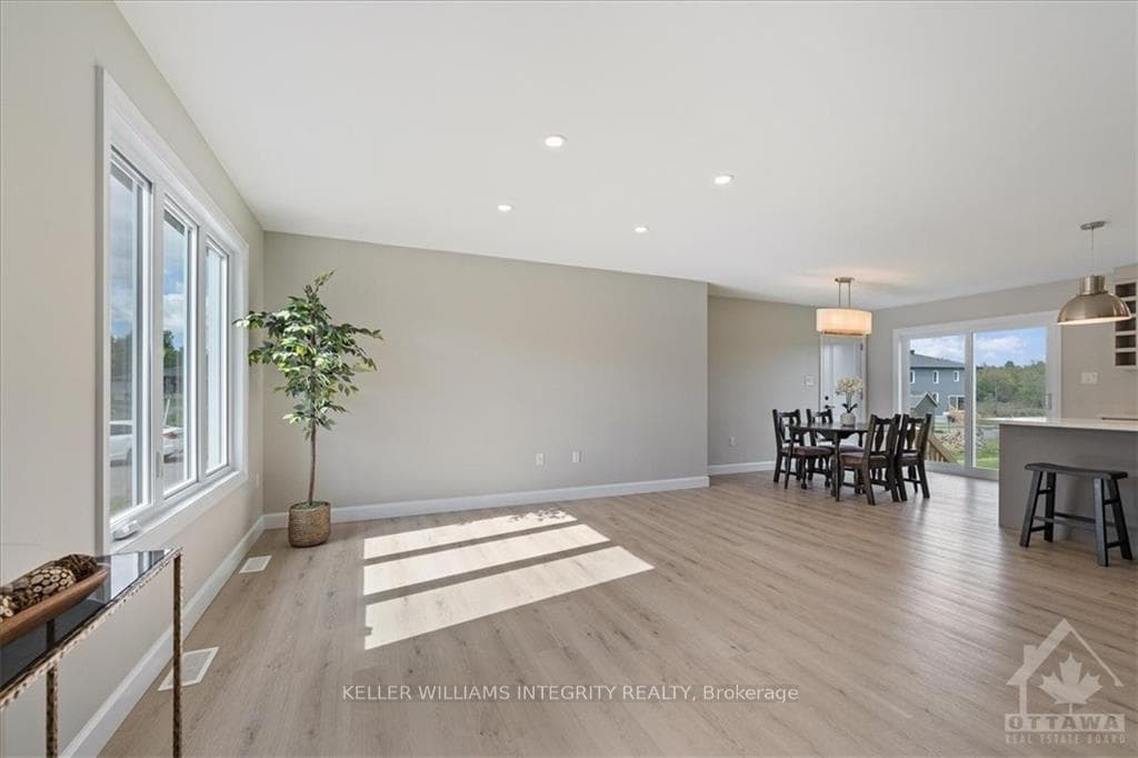 241 ROXANNE Street photo 5