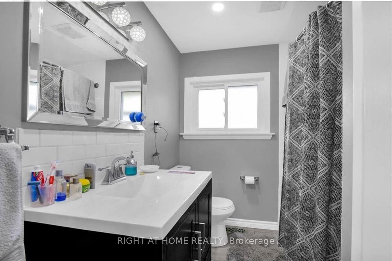 200 Renfro Crescent photo 11