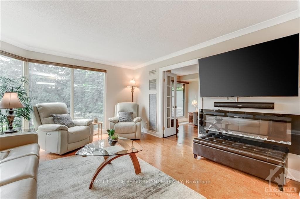 545 ST LAURENT Boulevard Unit 201 photo 8