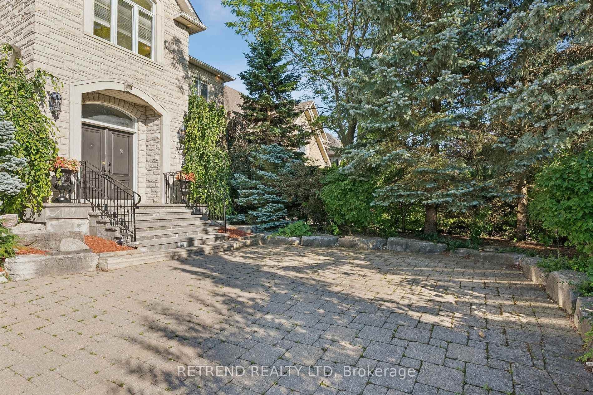 791 Clarence Street photo 3
