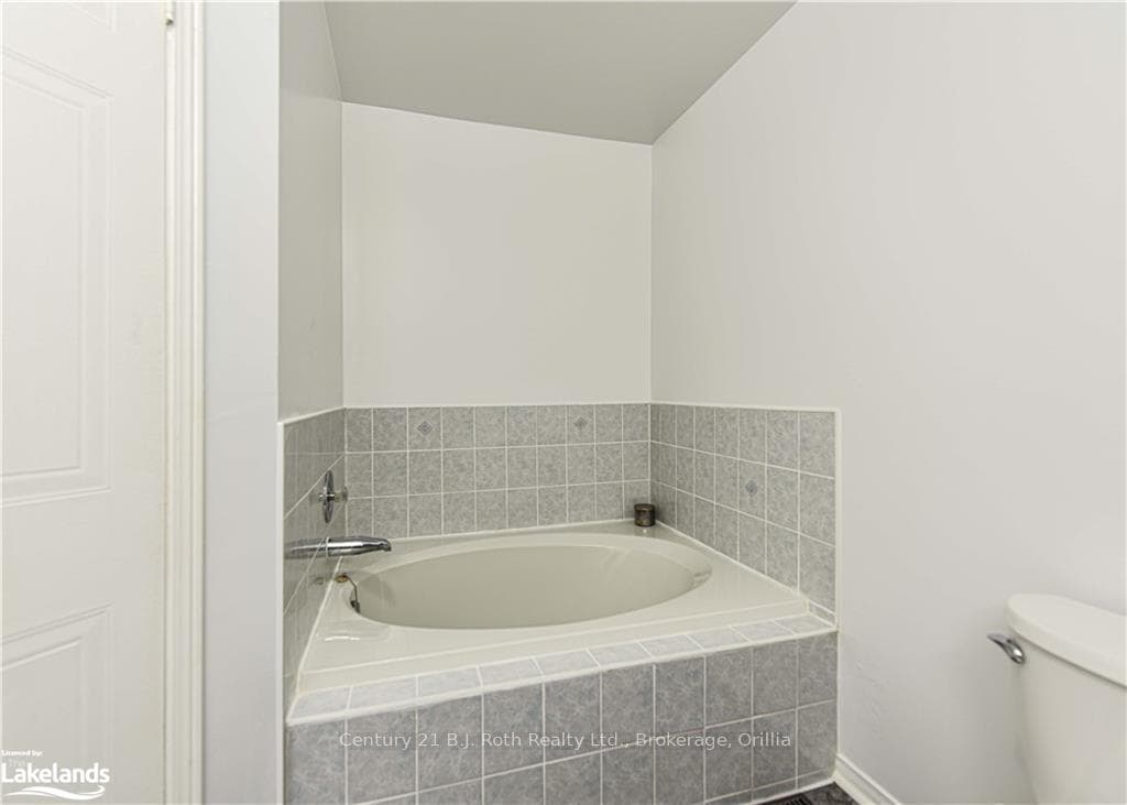 492 LACLIE Street Unit 5 photo 24