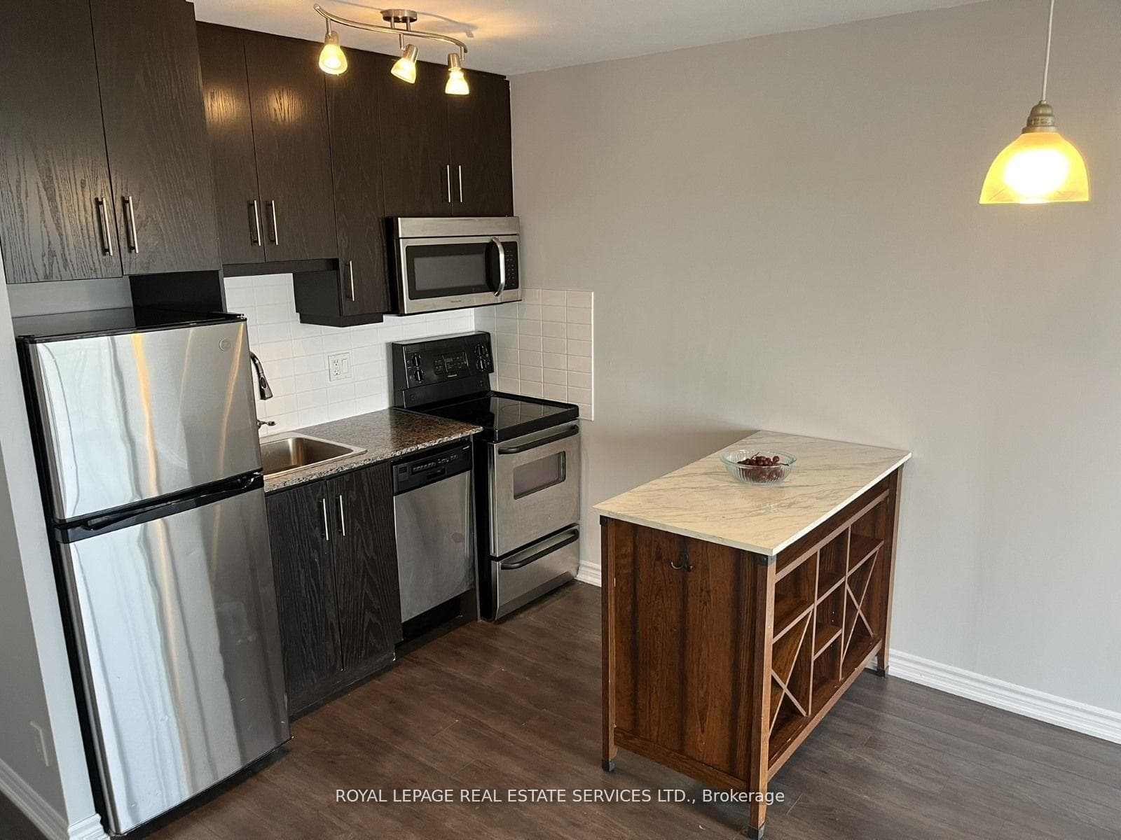 15 James Finlay Way Unit 828 photo 3
