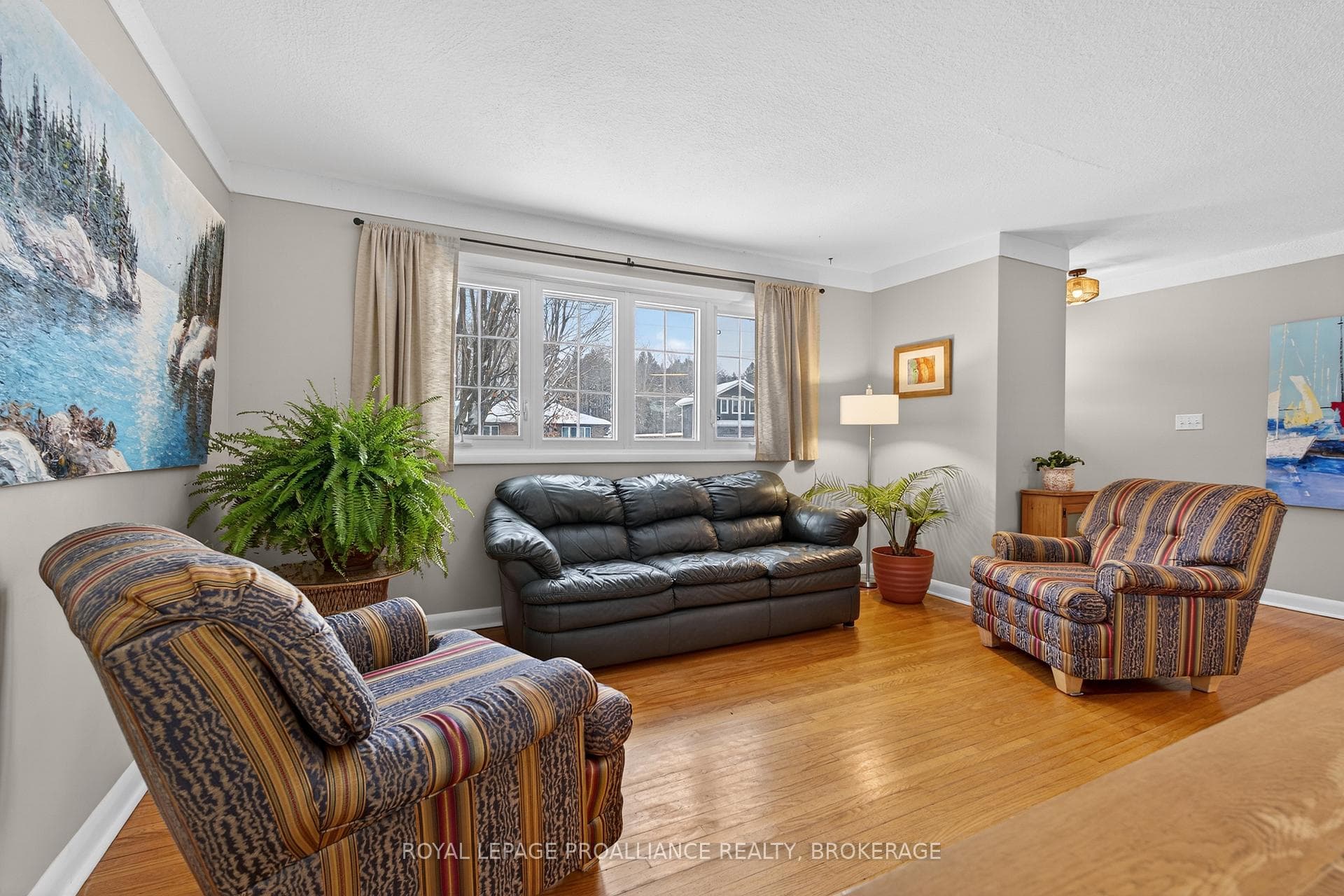 1746 Marian Crescent photo 7