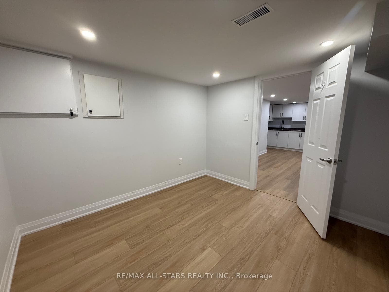 1554 Warden Avenue photo 17