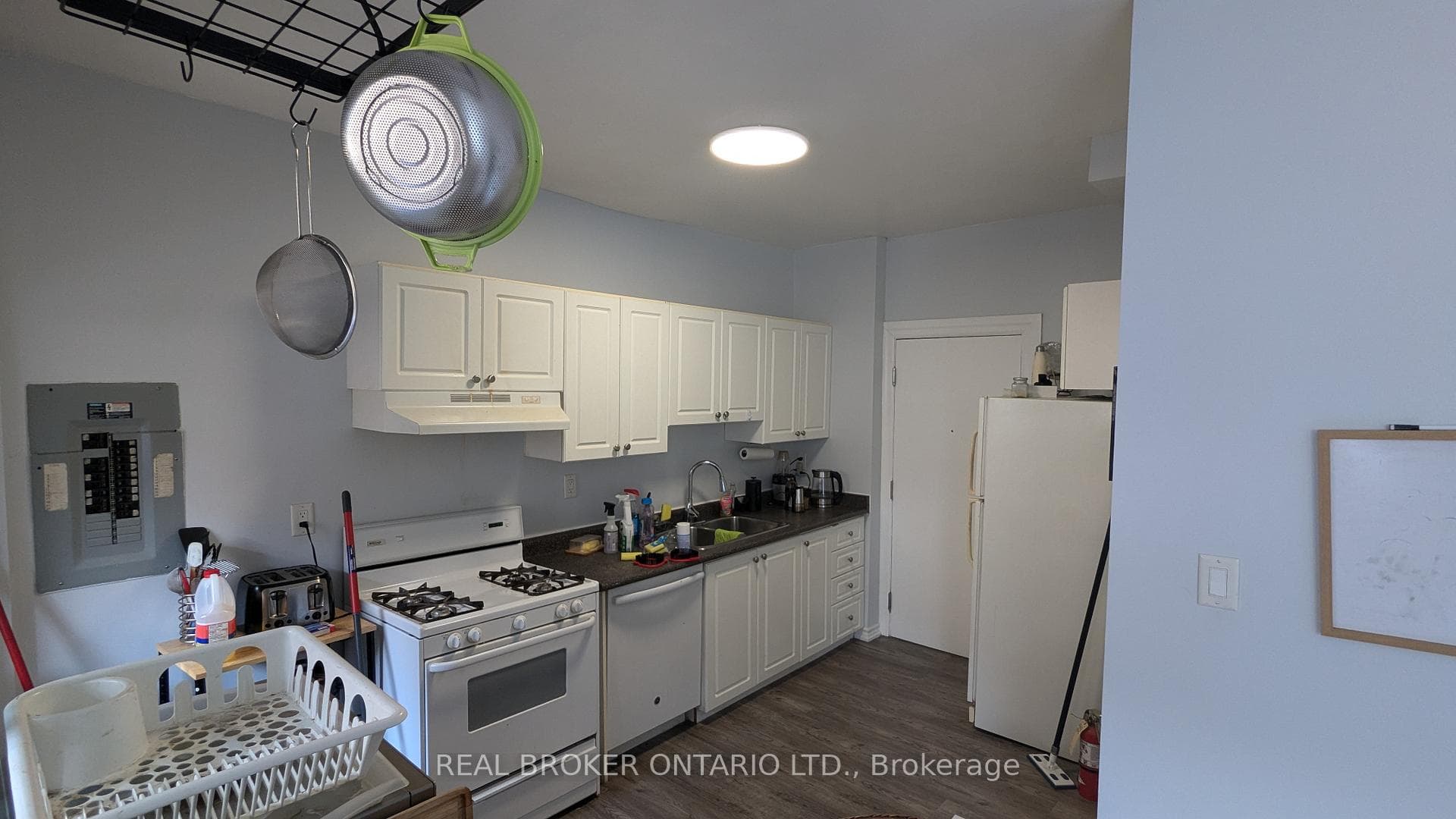 412 Jarvis Street Unit 302 photo 3