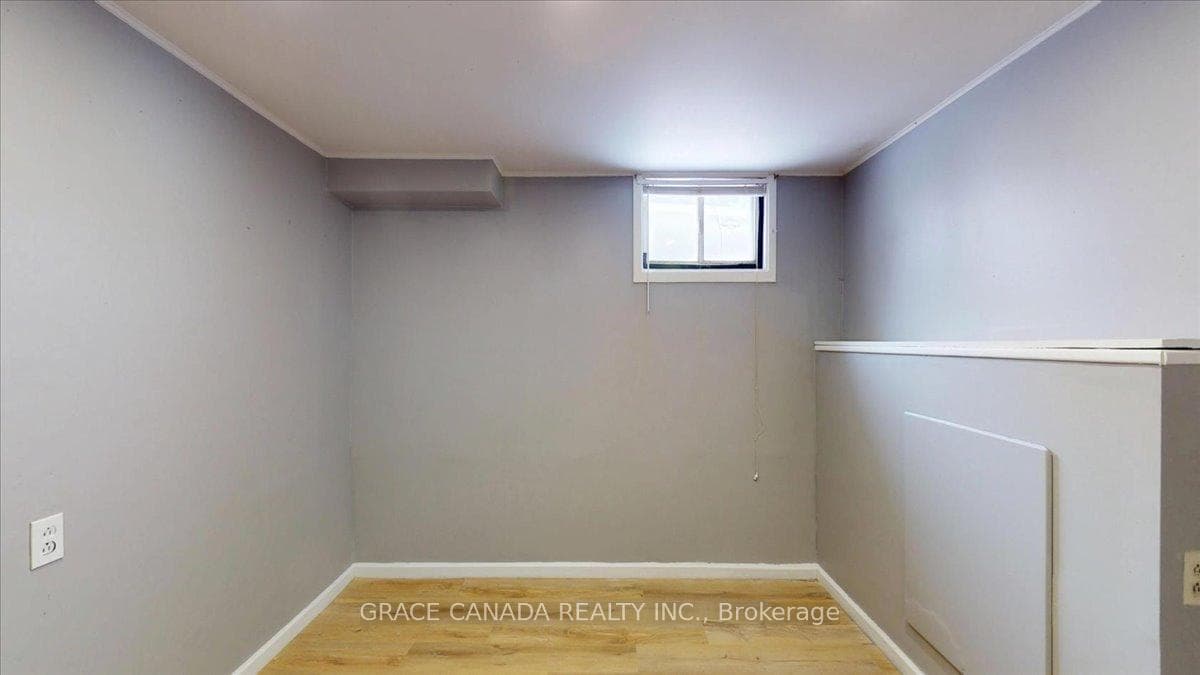 22 BROADVIEW Avenue Unit (Upper) photo 34