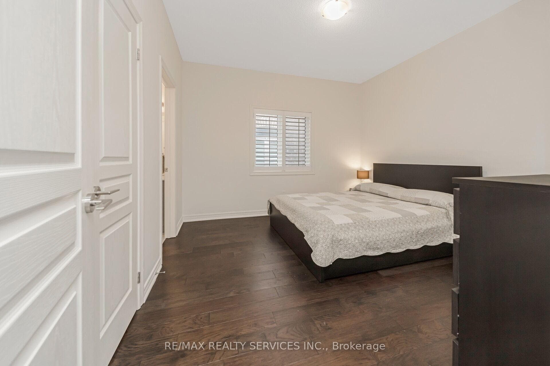 564 Mactier Drive photo 32