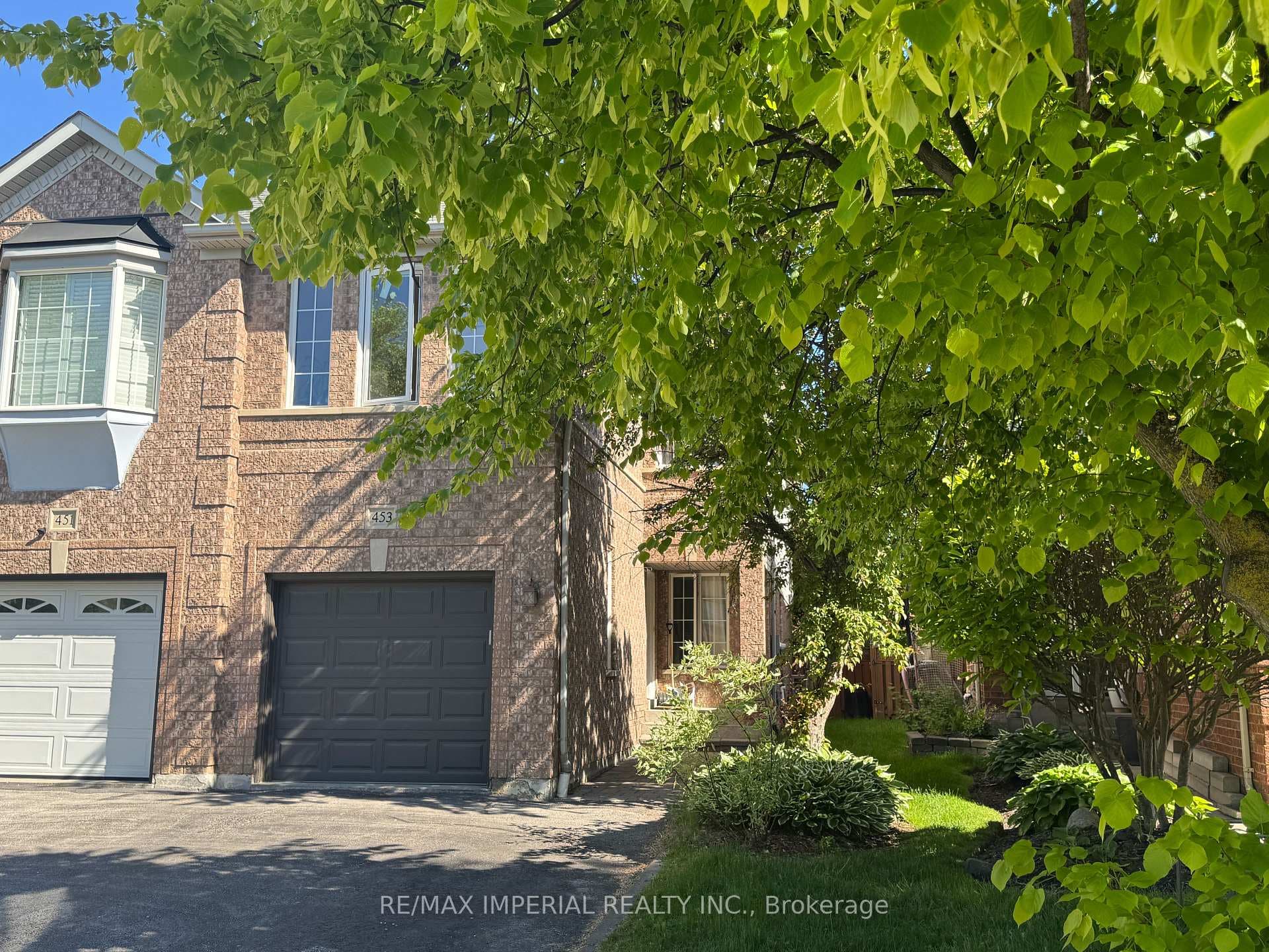 453 Heddle Crescent photo 1