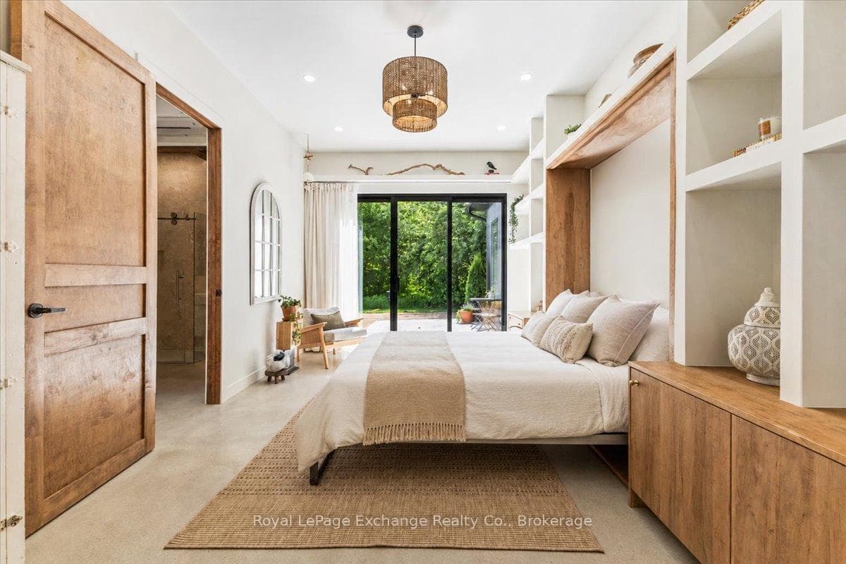 GUEST SWEET MURPHY BED - VIRTUALLY STAGED BED