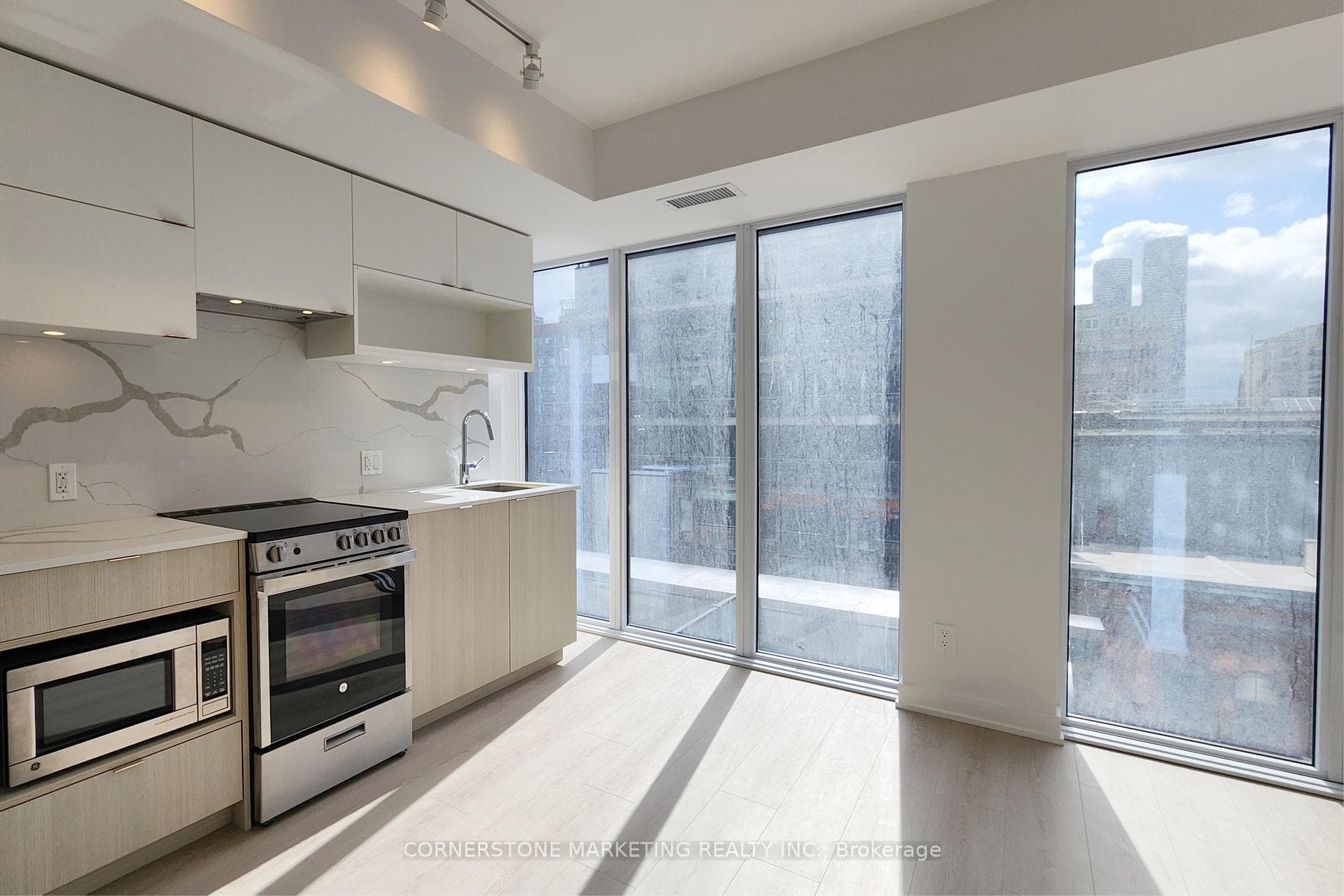 100 Queen Street Unit 908 photo 2