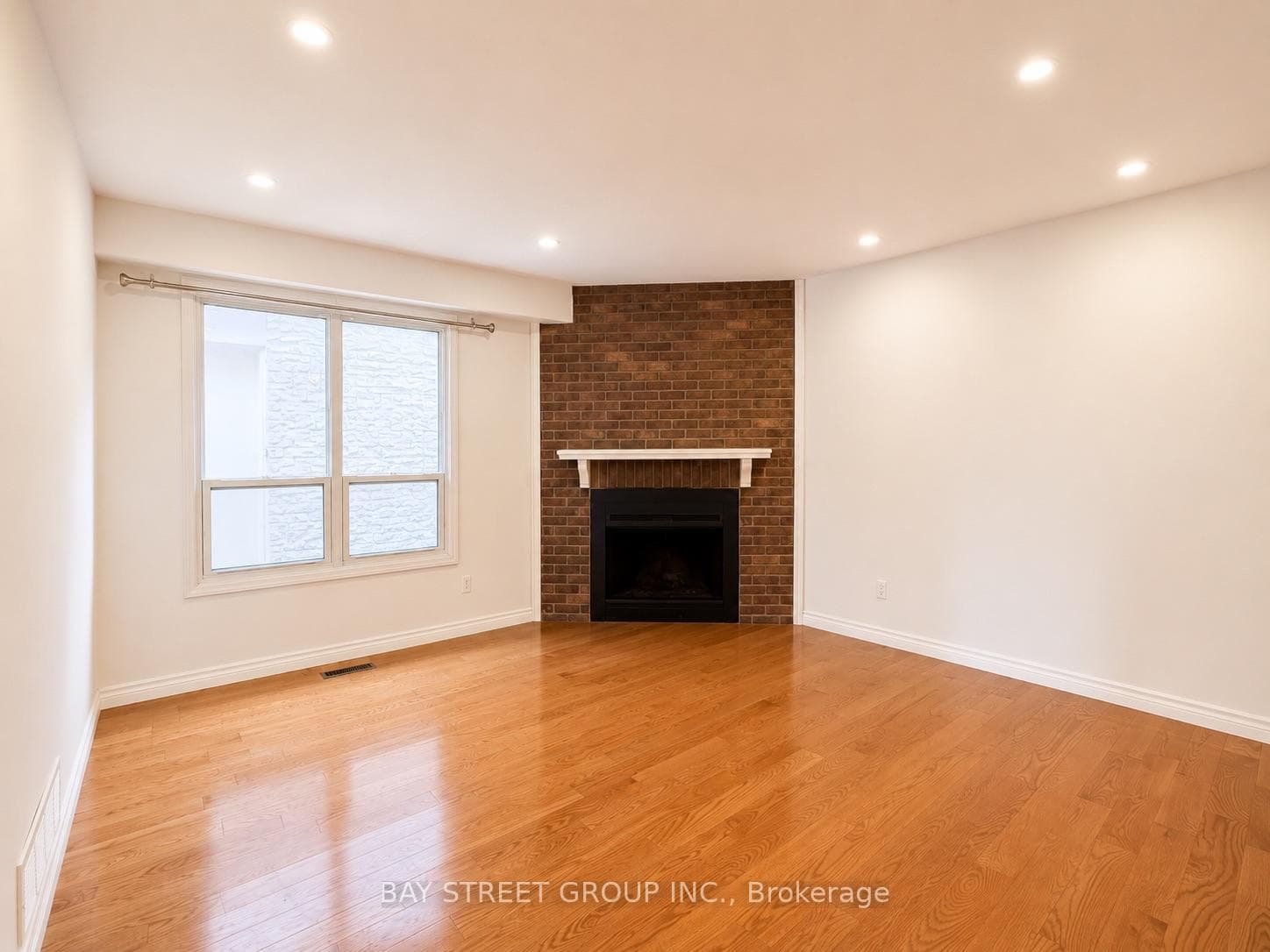 82 Radwell Crescent photo 4