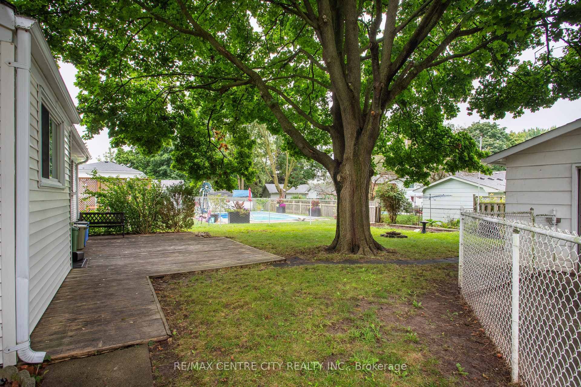 19 Maxwell Crescent photo 31