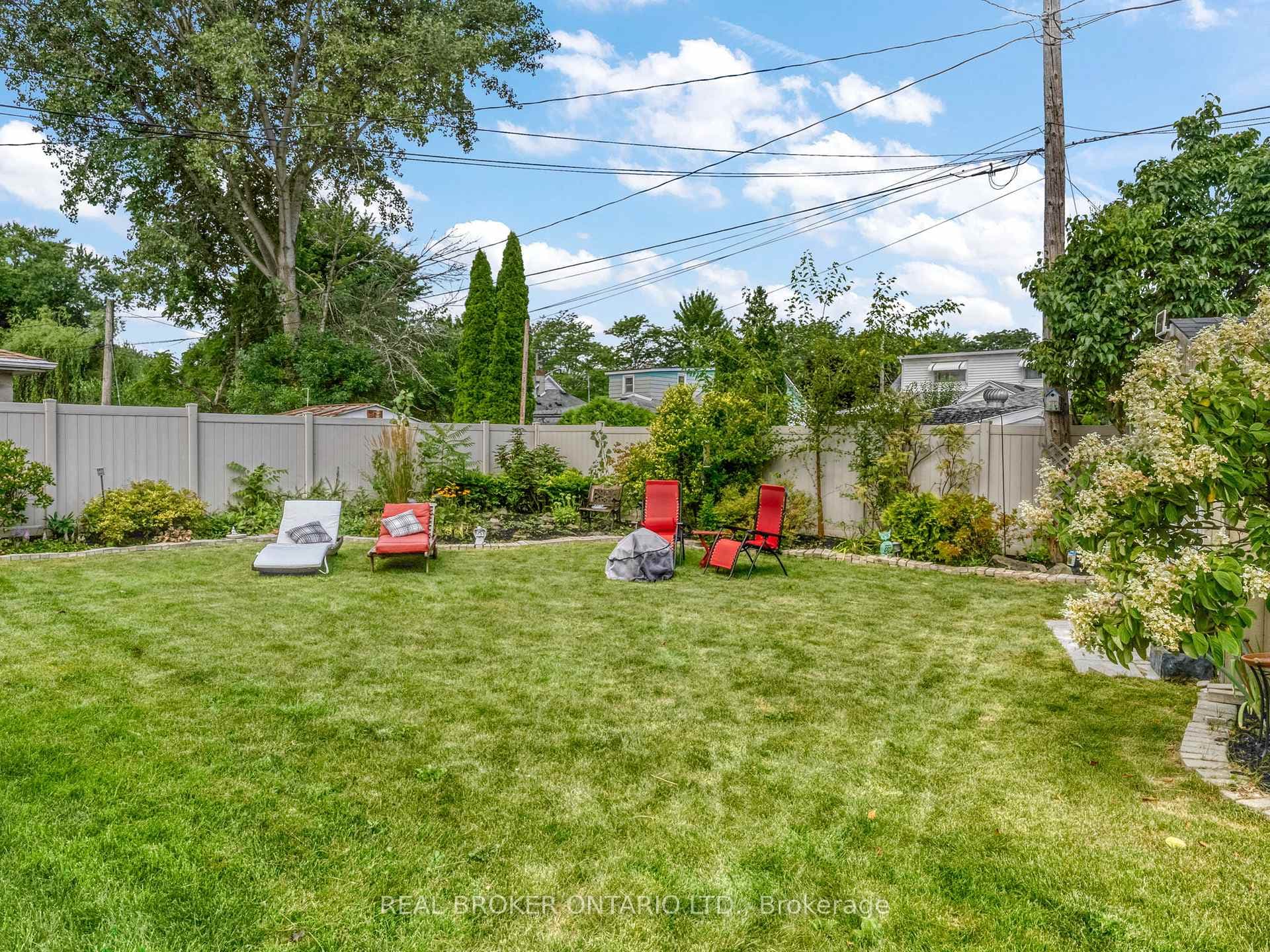 4033 Montcalm Crescent photo 33
