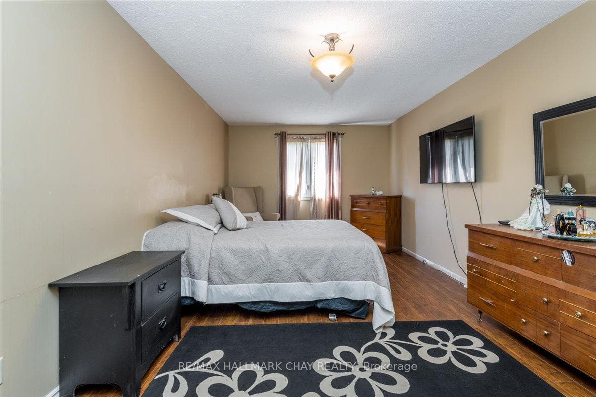 1018 MACLEAN Street photo 13