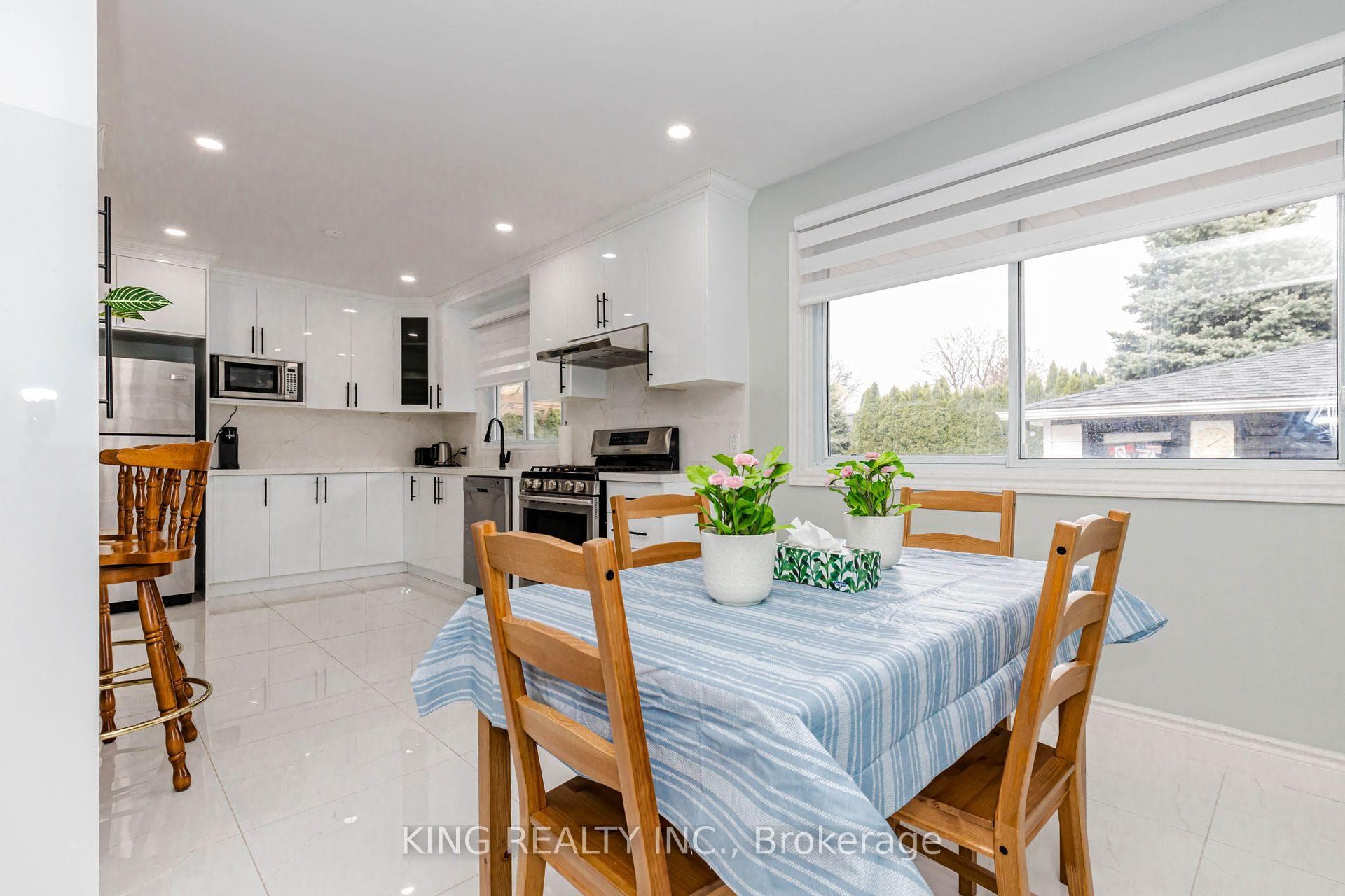 476 BUNTING Road photo 17