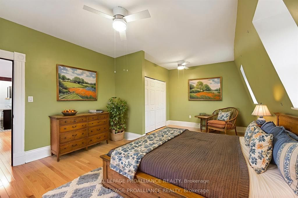 372 King Street photo 17