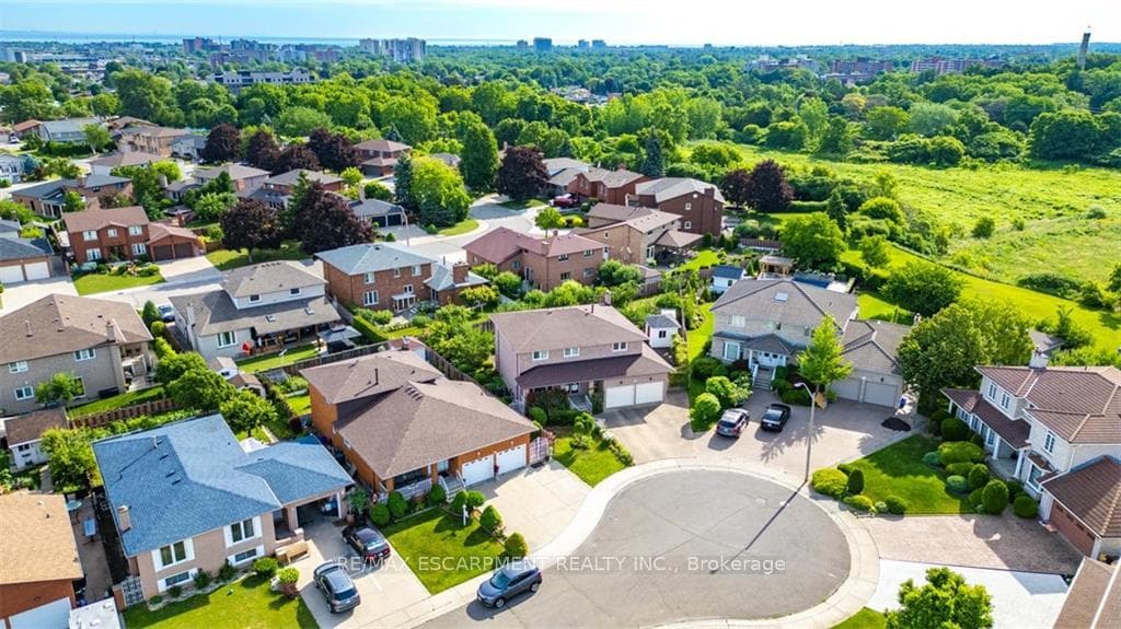 30 Pavarotti Court photo 35