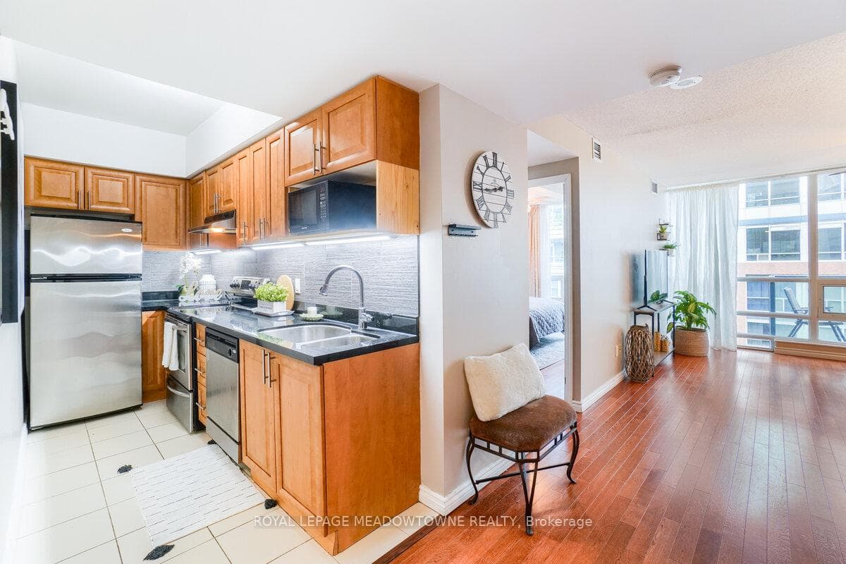263 Wellington Street Unit 1101 photo 10