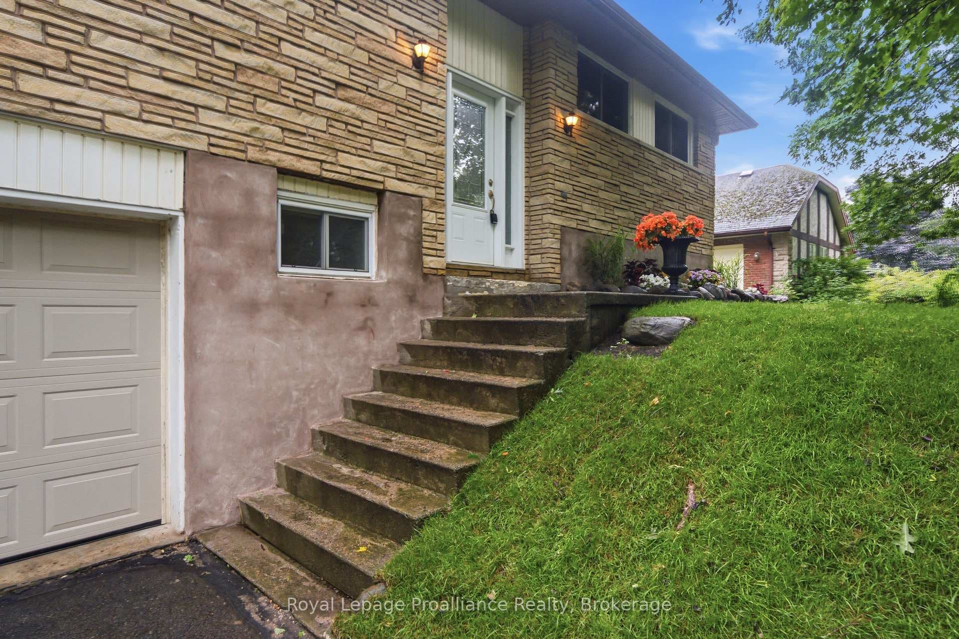 156 Pinehill Crescent photo 5