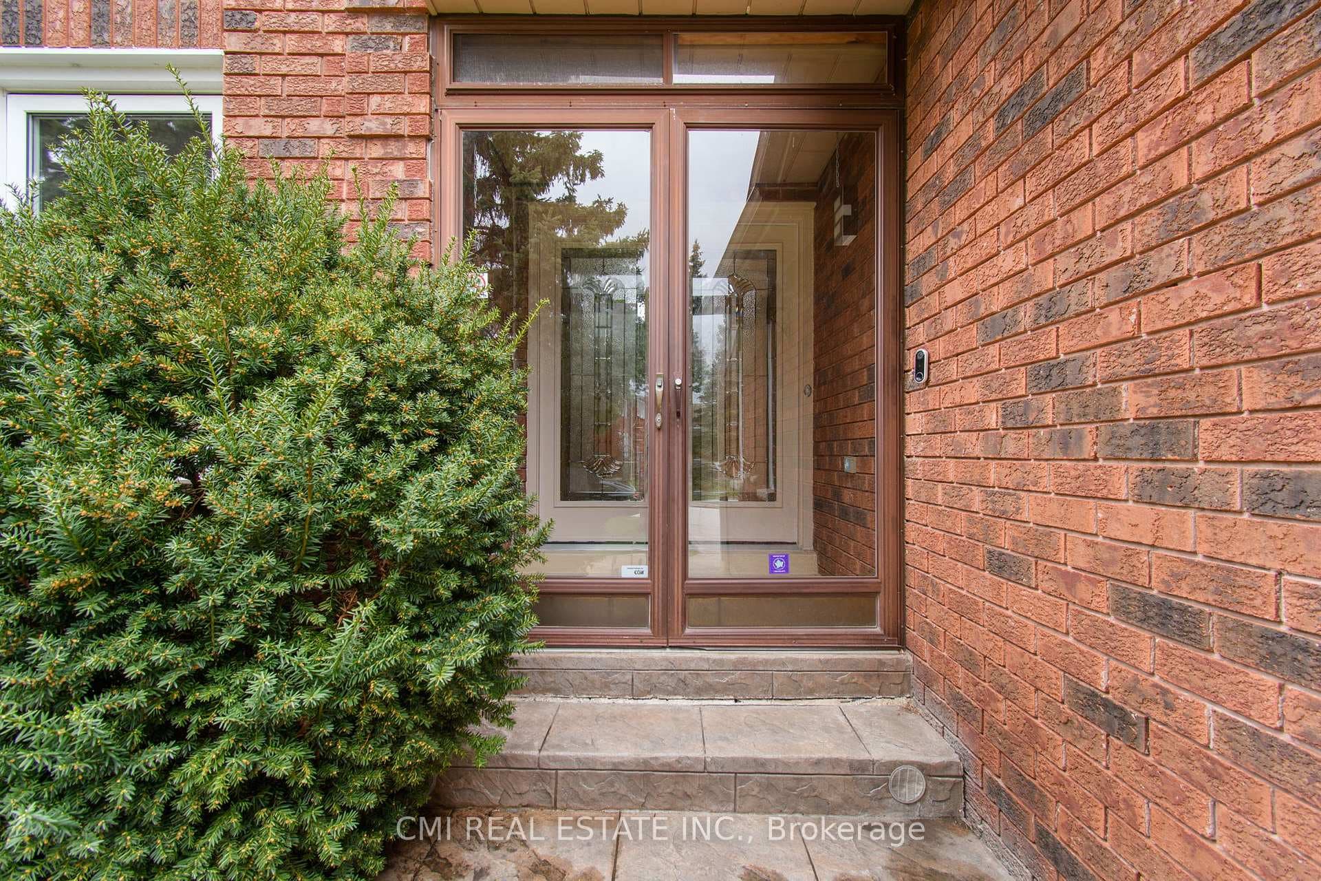 3538 Burgess Crescent photo 2