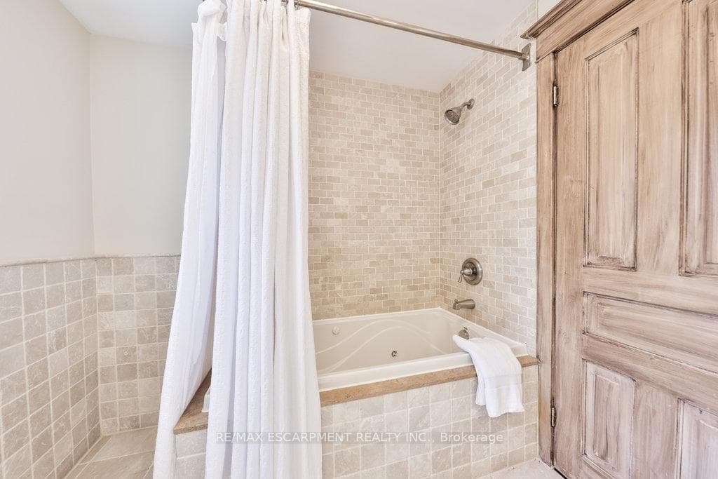1567 Steveles Crescent photo 15