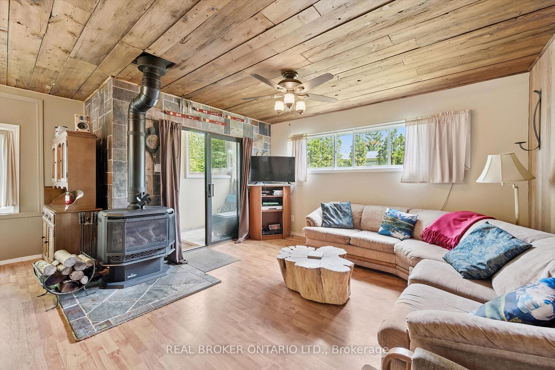 127 Cedar Crescent photo 5