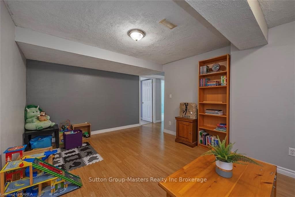 386 COOKE Crescent photo 30