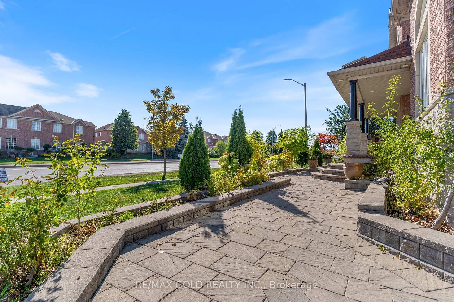 2 Revelstoke Place photo 4