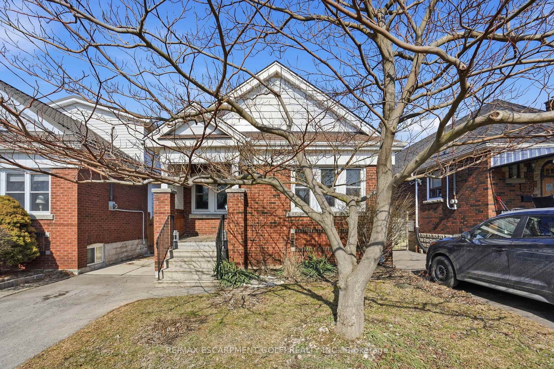 256 Stanley Avenue photo 2
