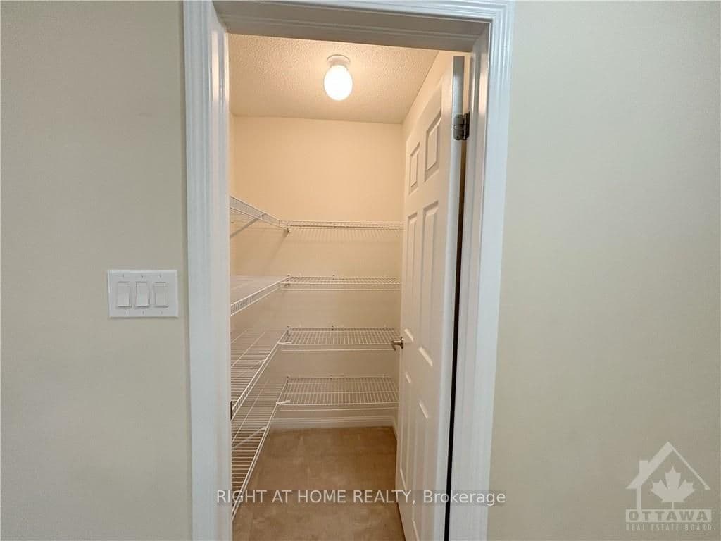 918 FARMSTEAD Drive photo 17