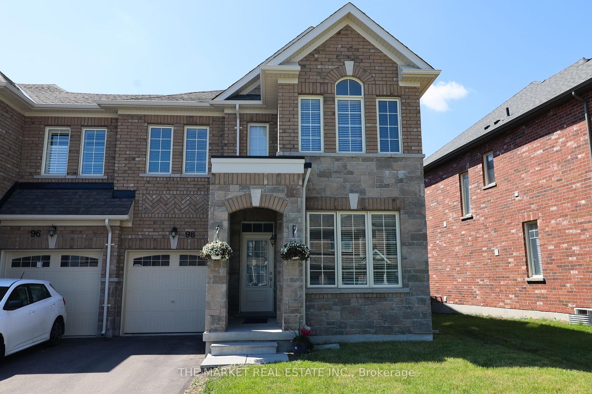 98 Mondial Crescent photo 1