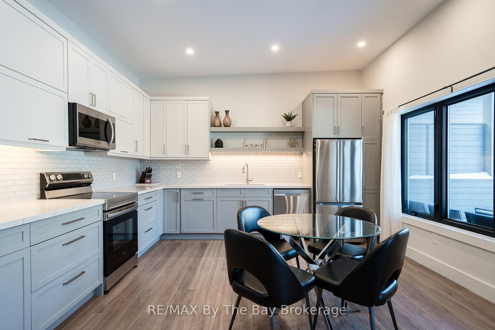 Apartment Eat-In Kitchen