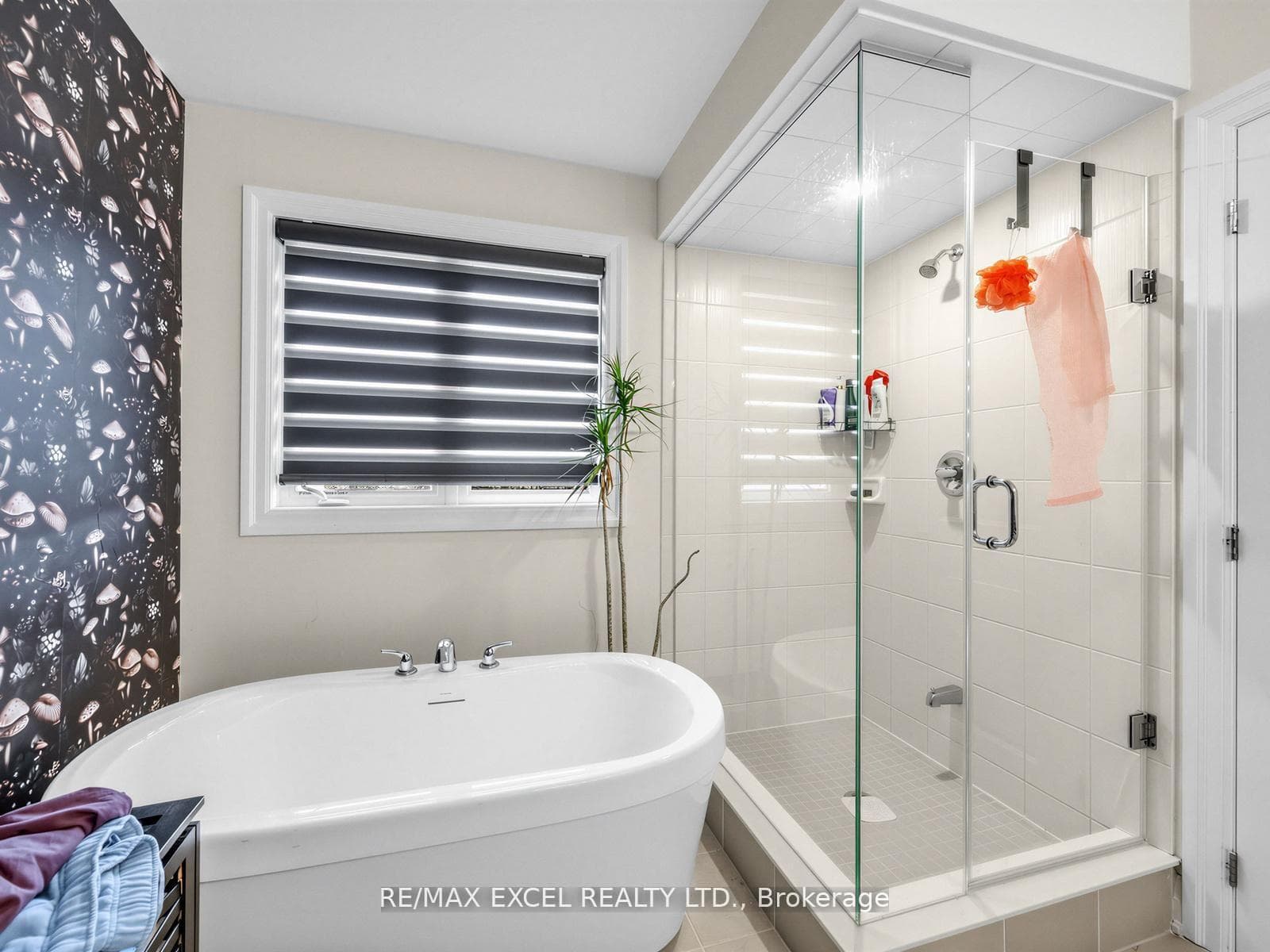 1454 Stovell Crescent photo 20