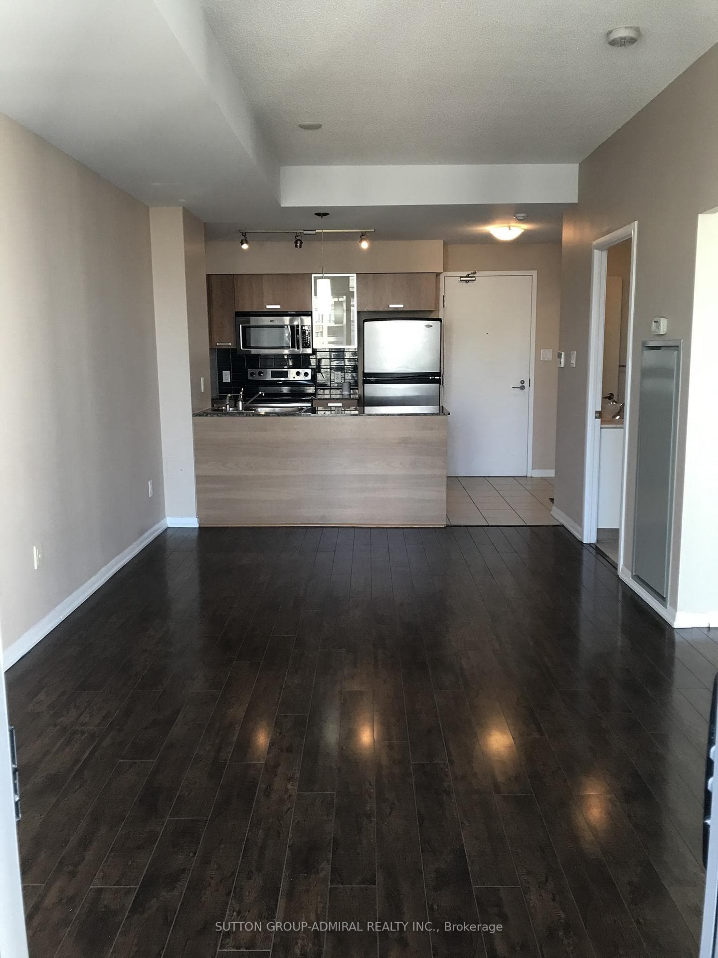 37 Grosvenor Street Unit 2404 photo 9