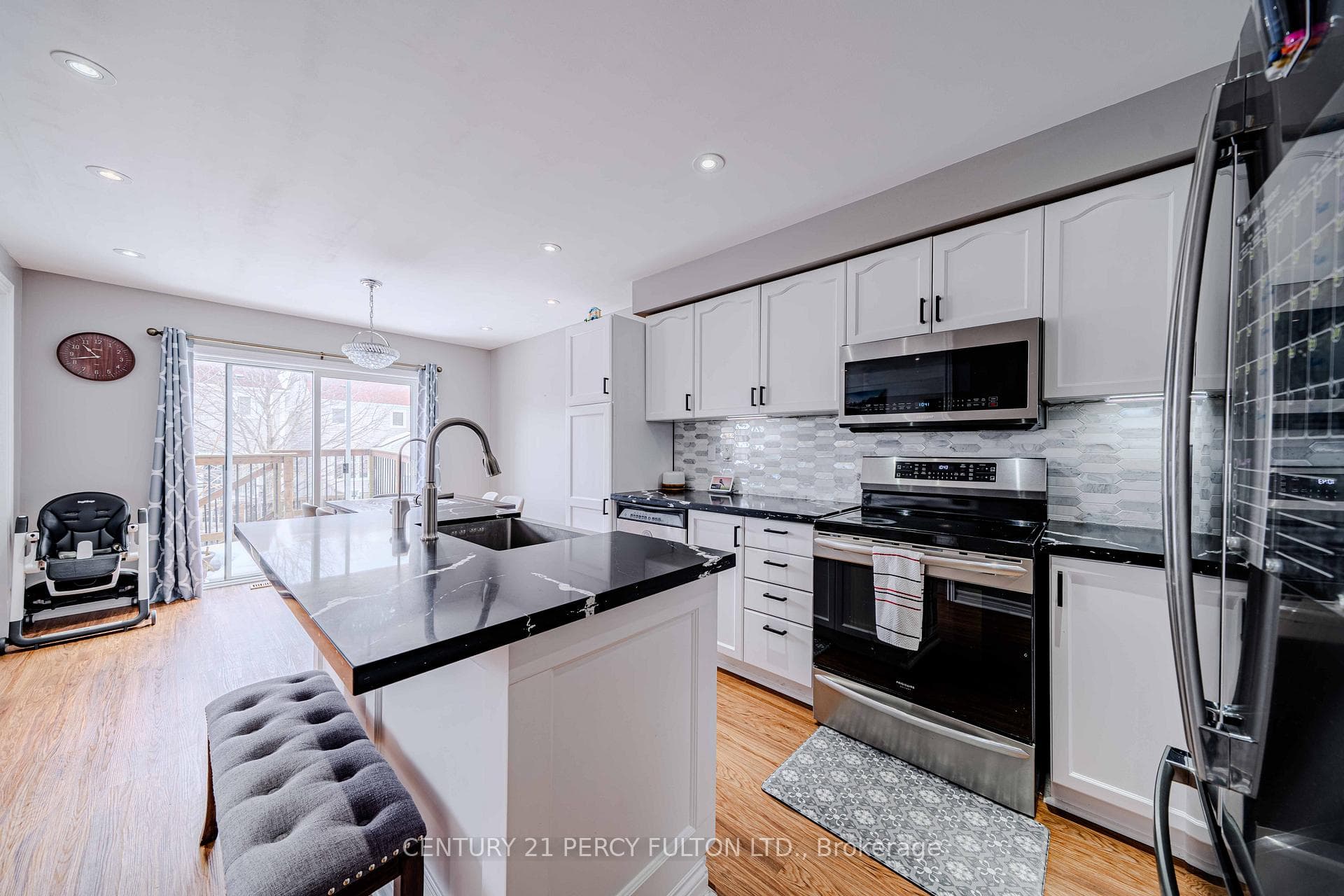1276 Ashgrove Cres- eat-in kitchen